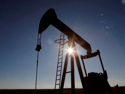 El petróleo comienza 2023 con una caída del 4%