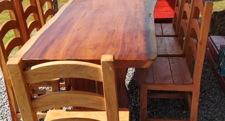 Mesa con sillas en madera dura
